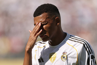 <a href=/shijieqiuxing/zuqiuzhiboba/119.html target=_blank class=infotextkey>梅西</a>已揽4金球+3<a href=/zuqiuzhiboba/ouguan/ target=_blank class=infotextkey>欧冠</a>，C罗1金球+1欧冠，同龄姆巴佩仍0金球0欧冠